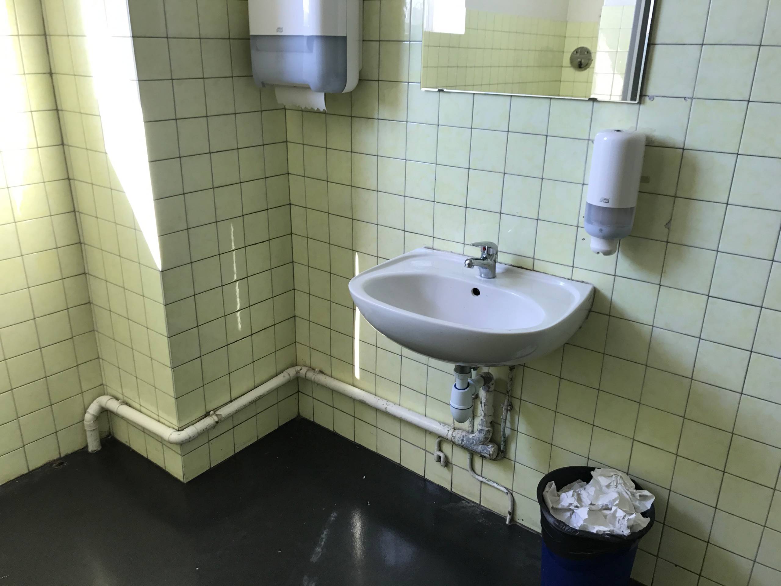 Rénovation de sanitaires avec mise aux normes PMR dans une immeuble de bureaux