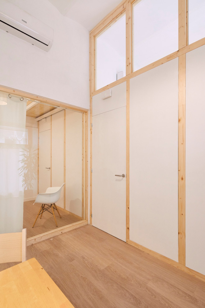 Idéer för ett litet minimalistiskt hemmastudio, med vita väggar, ljust trägolv, ett fristående skrivbord och beiget golv