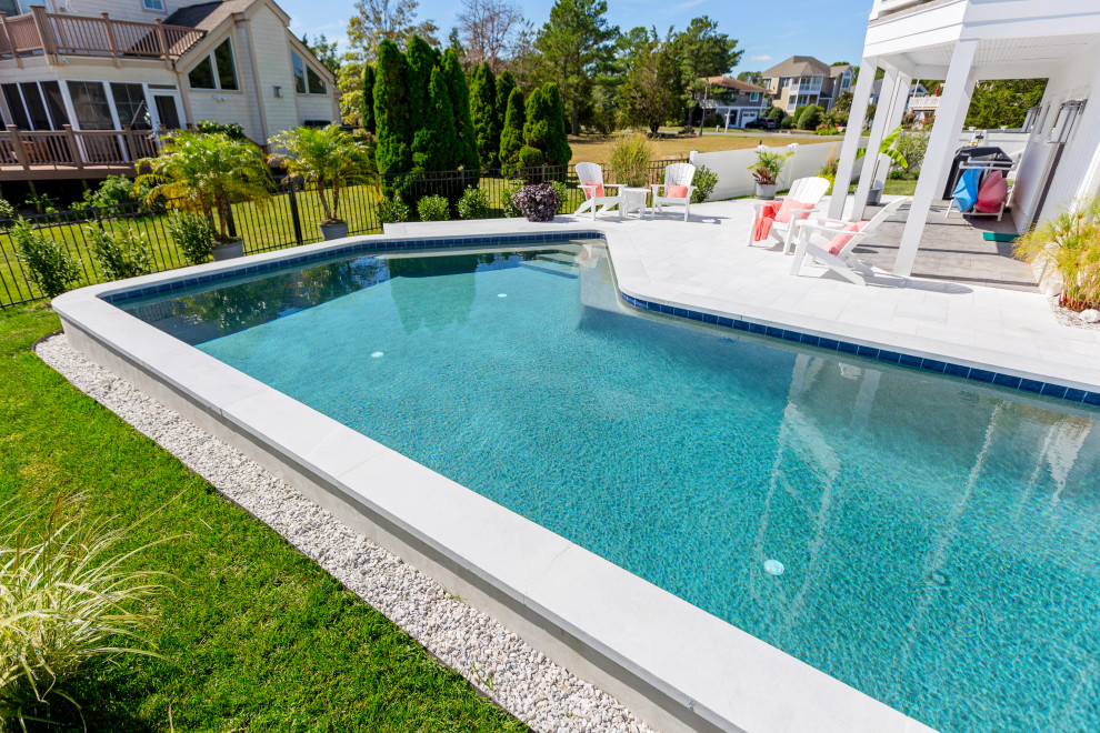 На фото: бассейн среднего размера, произвольной формы на боковом дворе в морском стиле с покрытием из каменной брусчатки