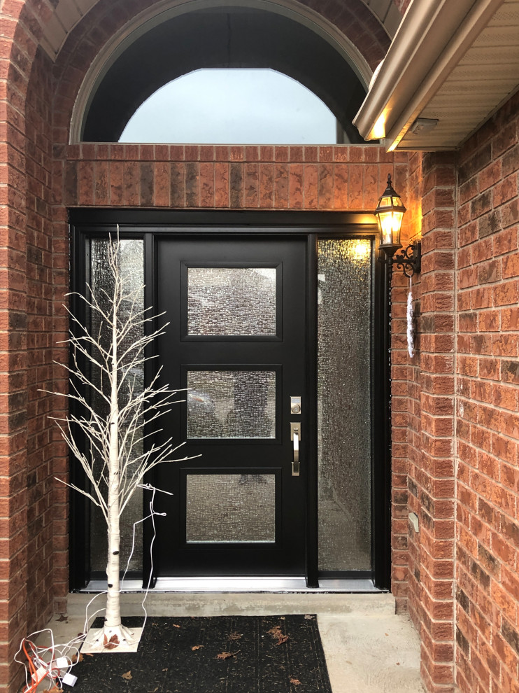 Transitional home design photo in Toronto