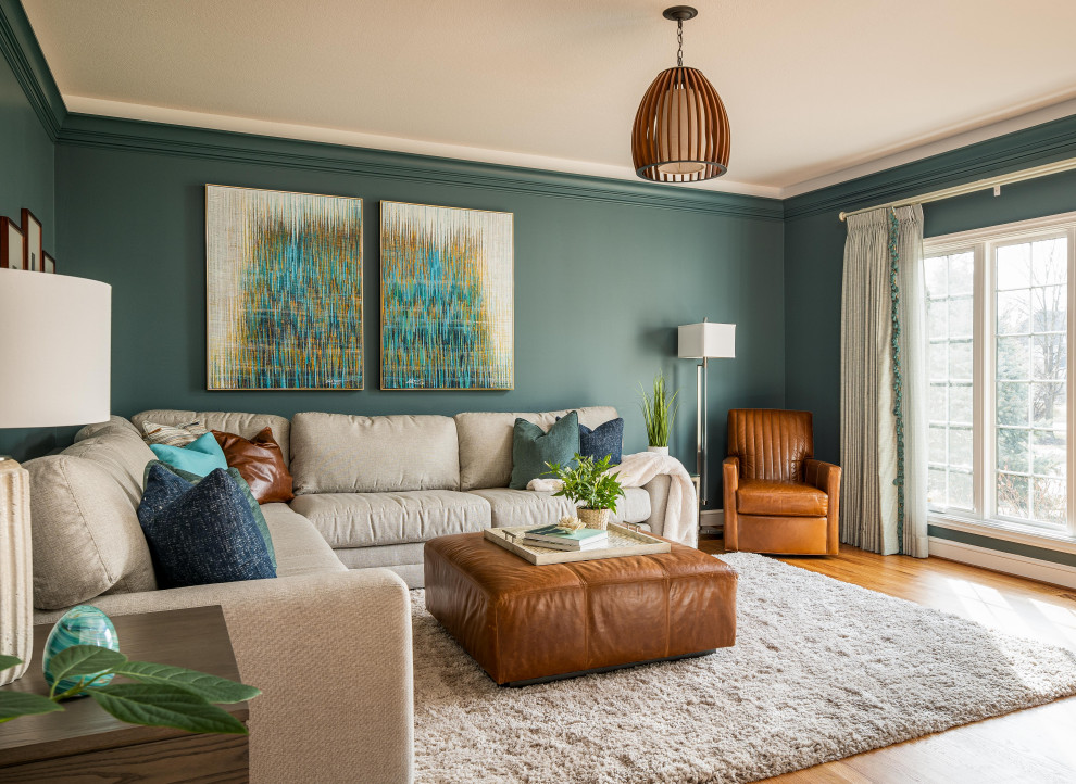 Immagine di un soggiorno chic di medie dimensioni e aperto con pareti verdi, pavimento in legno massello medio, porta TV ad angolo e pavimento marrone