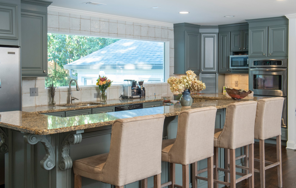 Transitional kitchen photo in Atlanta