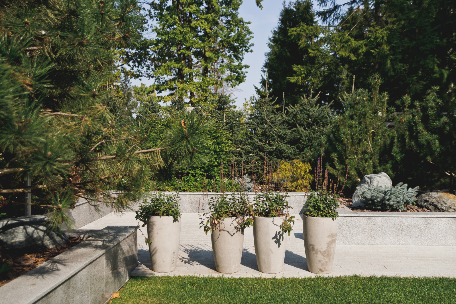 Маленький сад перед таунхаусом