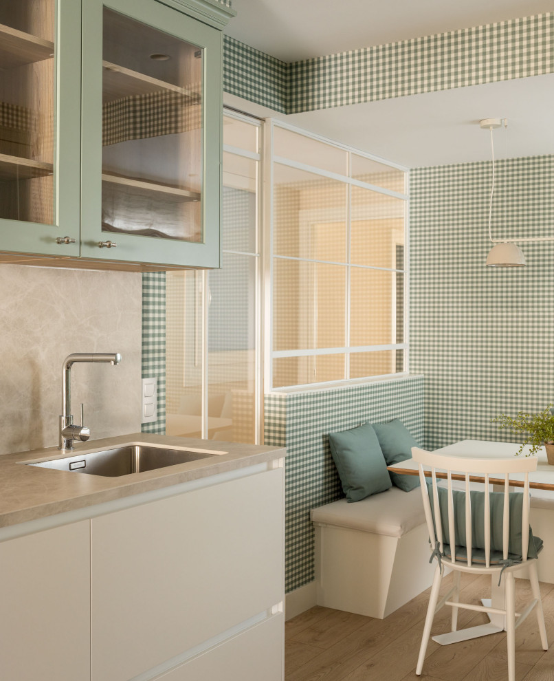 Foto de comedor de cocina clásico renovado grande con paredes verdes, suelo laminado, suelo beige y papel pintado