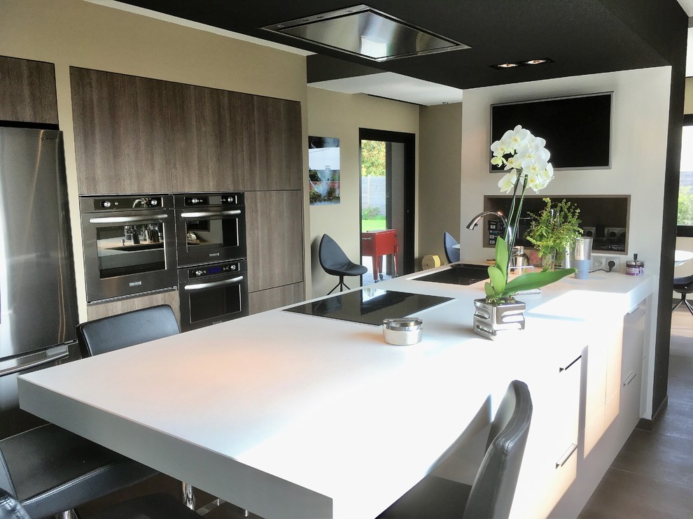 Design ideas for a large contemporary galley eat-in kitchen in Rennes with flat-panel cabinets and with island.