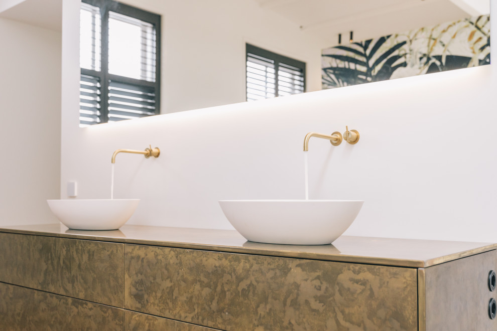 Foto di un'ampia stanza da bagno minimalista con doccia doppia, piastrelle di marmo, parquet chiaro, top in rame, doccia aperta, due lavabi, mobile bagno sospeso e carta da parati