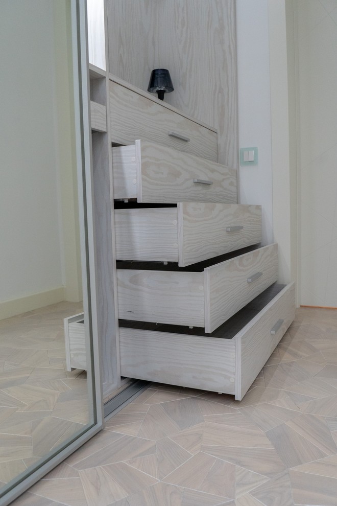 Гардеробная raumplus с LED-подсветкой, брючницами и пантографами