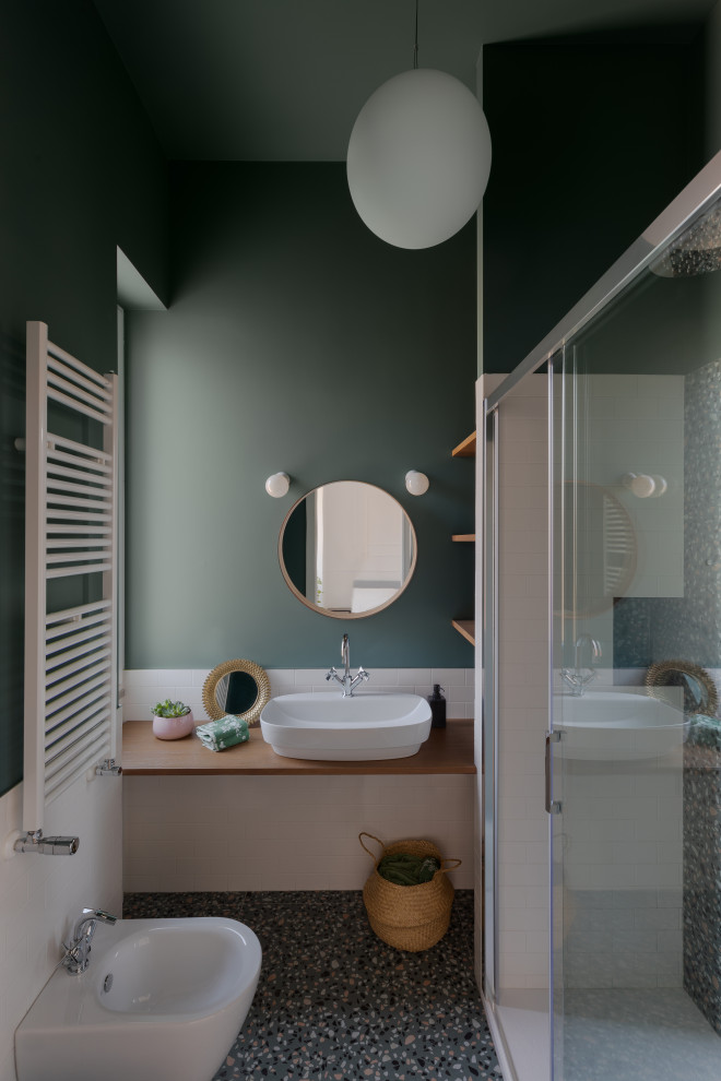 Kleine Skandinavische Gästetoilette mit dunklen Holzschränken, weißen Fliesen, grüner Wandfarbe, grünem Boden und freistehendem Waschtisch in Rom
