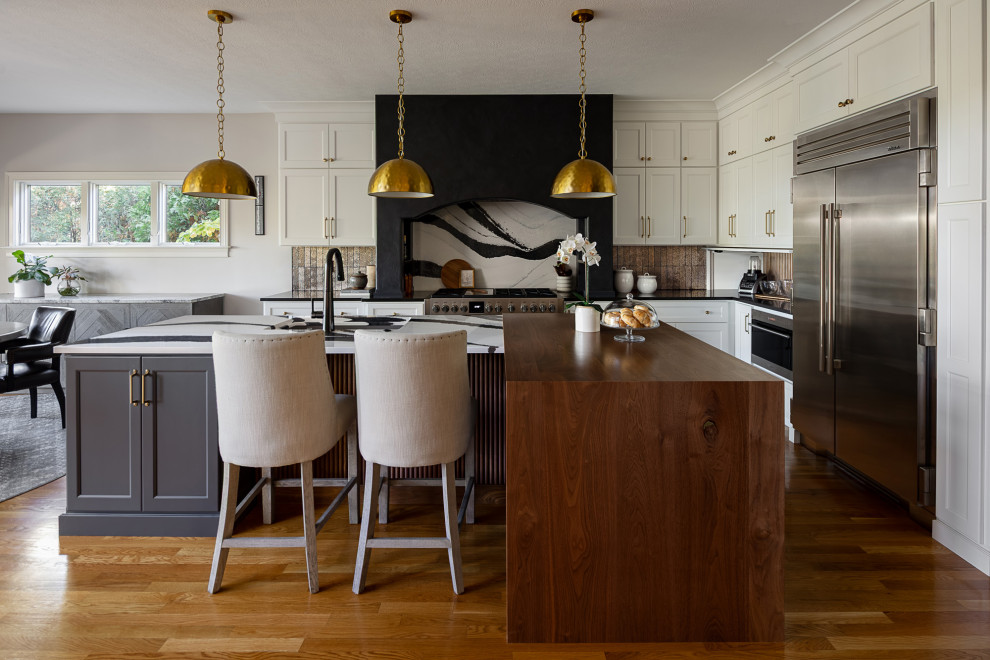Example of a transitional kitchen design in Columbus