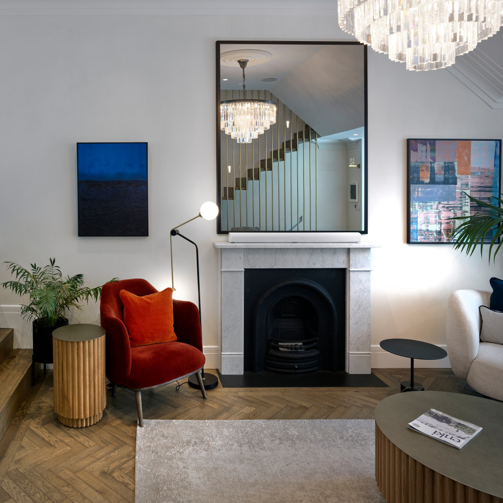 Foto di un grande soggiorno minimal aperto con sala della musica, parquet chiaro, camino classico e parete attrezzata
