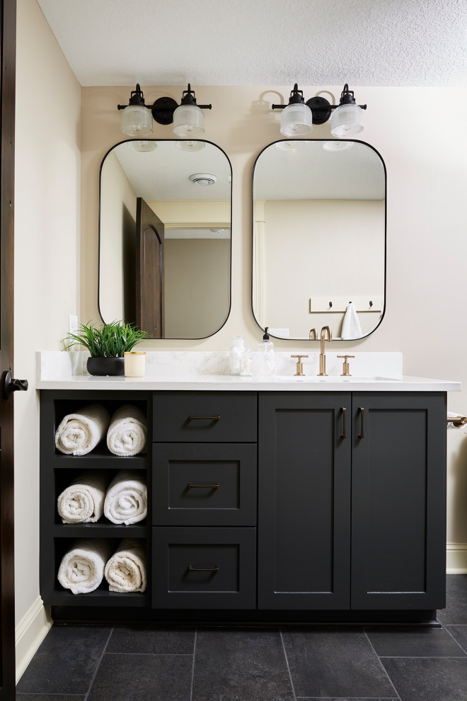 Ejemplo de cuarto de baño único y a medida clásico renovado de tamaño medio con armarios estilo shaker, puertas de armario negras, aseo y ducha, encimera de cuarzo compacto y encimeras blancas