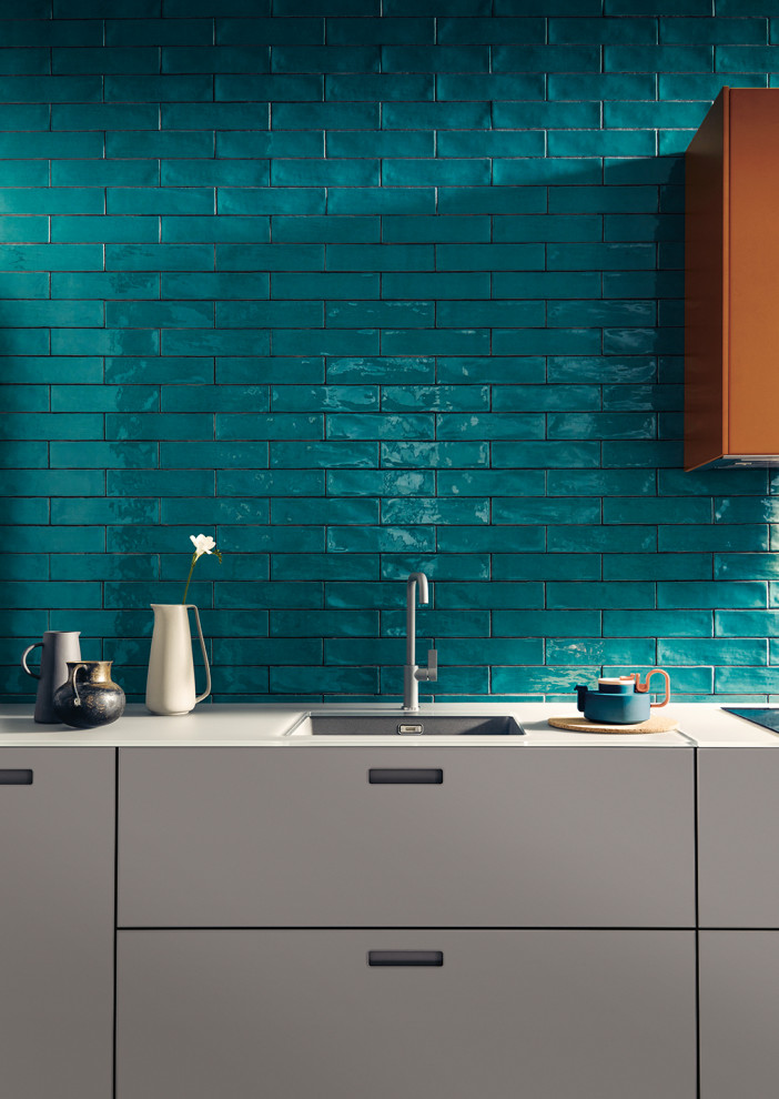 Wohnküche ohne Insel in L-Form mit Glasfronten, grauen Schränken, Glas-Arbeitsplatte, schwarzen Elektrogeräten, grauem Boden und grauer Arbeitsplatte in Nuremberg