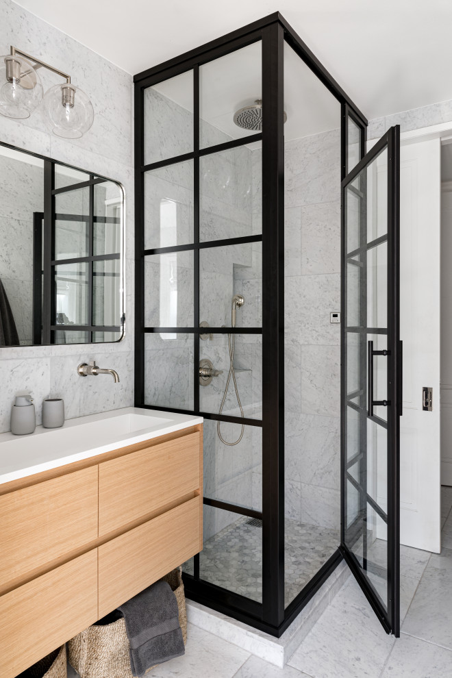Стильный дизайн: большая главная ванная комната в стиле неоклассика (современная классика) с плоскими фасадами, бежевыми фасадами, угловым душем, белой плиткой, мраморной плиткой, белыми стенами, мраморным полом, раковиной с несколькими смесителями, столешницей из искусственного камня, белым полом, душем с распашными дверями, белой столешницей, тумбой под две раковины и подвесной тумбой - последний тренд