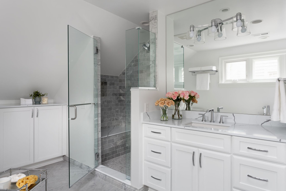 Klassisk inredning av ett mellanstort vit vitt en-suite badrum, med vita skåp, grå kakel, marmorkakel, marmorgolv, ett undermonterad handfat, bänkskiva i kvarts, grått golv och dusch med gångjärnsdörr
