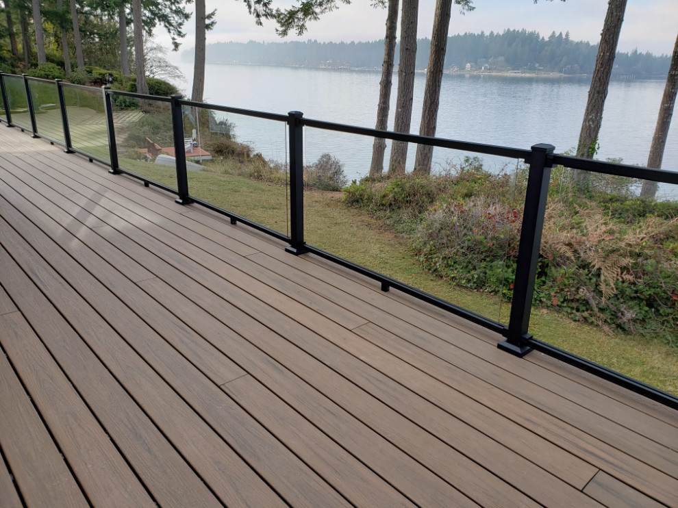 Example of a transitional home design design in Seattle