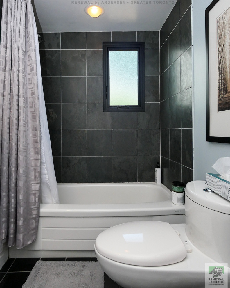 Inspiration pour une salle de bain de taille moyenne avec des portes de placard blanches, une baignoire en alcôve, un combiné douche/baignoire, WC à poser, un carrelage gris, des carreaux de céramique, un mur bleu, un sol en carrelage de céramique, un lavabo encastré, un plan de toilette en granite, un sol gris, une cabine de douche avec un rideau, un plan de toilette bleu, meuble simple vasque, meuble-lavabo encastré et un plafond voûté.