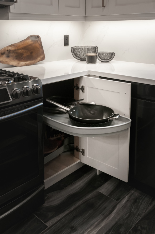 Kitchen - transitional kitchen idea in Toronto