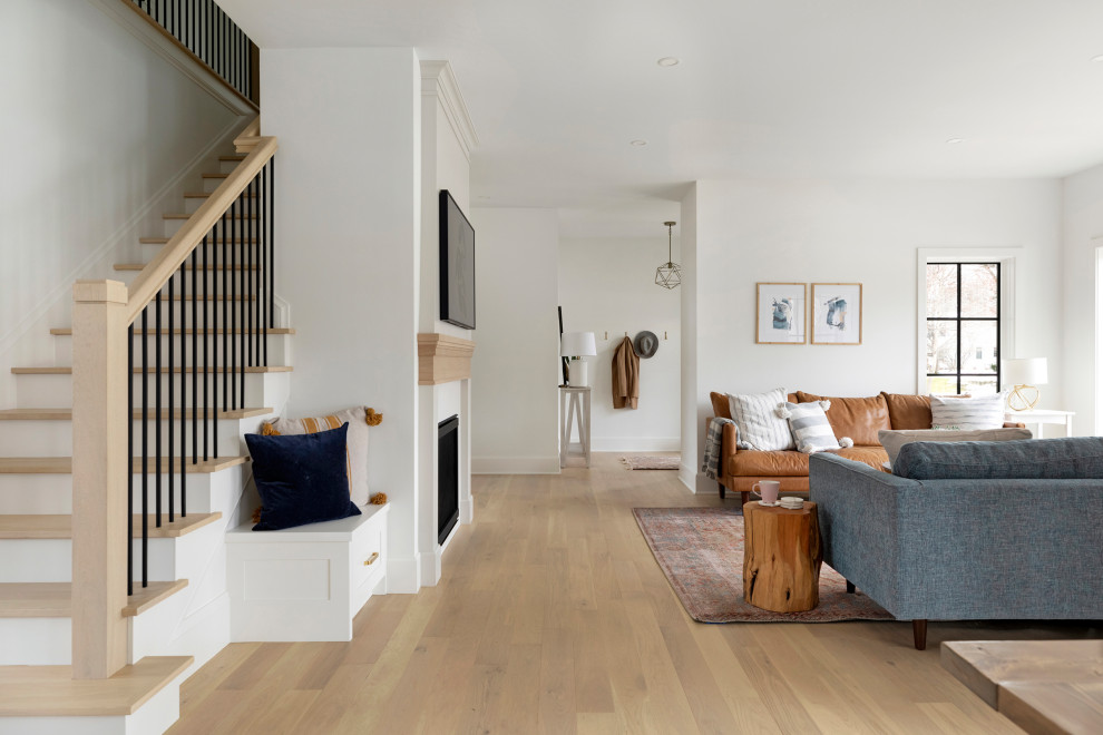 Modernes Wohnzimmer mit hellem Holzboden in Minneapolis