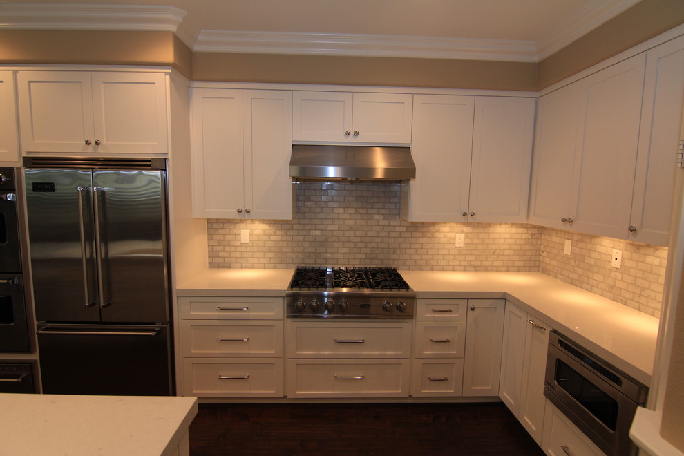 Transitional l-shaped eat-in kitchen photo in Orange County with an undermount sink, shaker cabinets, white cabinets, quartz countertops and stainless steel appliances