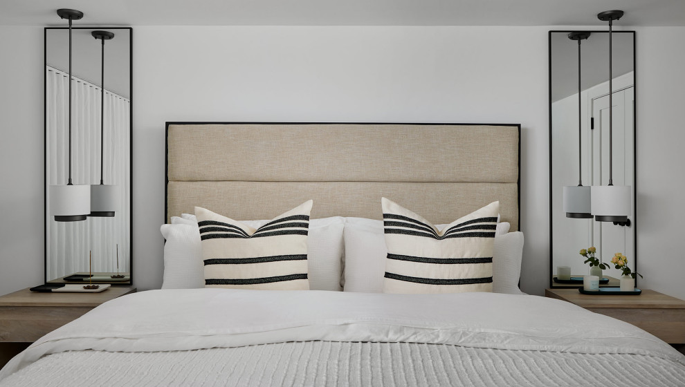 Пример оригинального дизайна: хозяйская спальня в стиле модернизм с белыми стенами и светлым паркетным полом