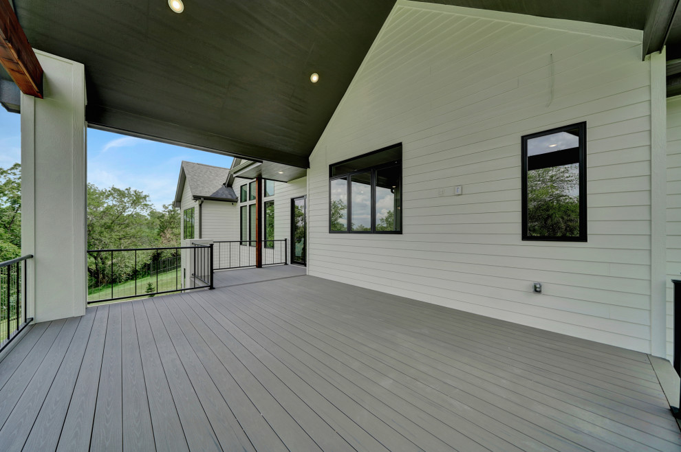 Transitional home design photo in Omaha