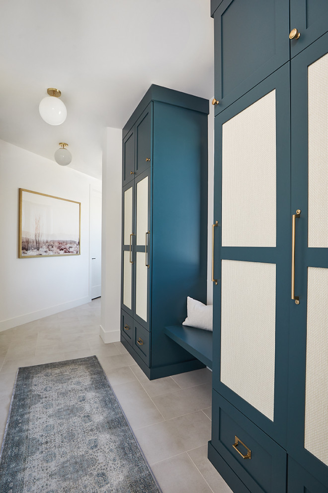 Idee per un grande ingresso con anticamera contemporaneo con pareti bianche, pavimento con piastrelle in ceramica e pavimento beige