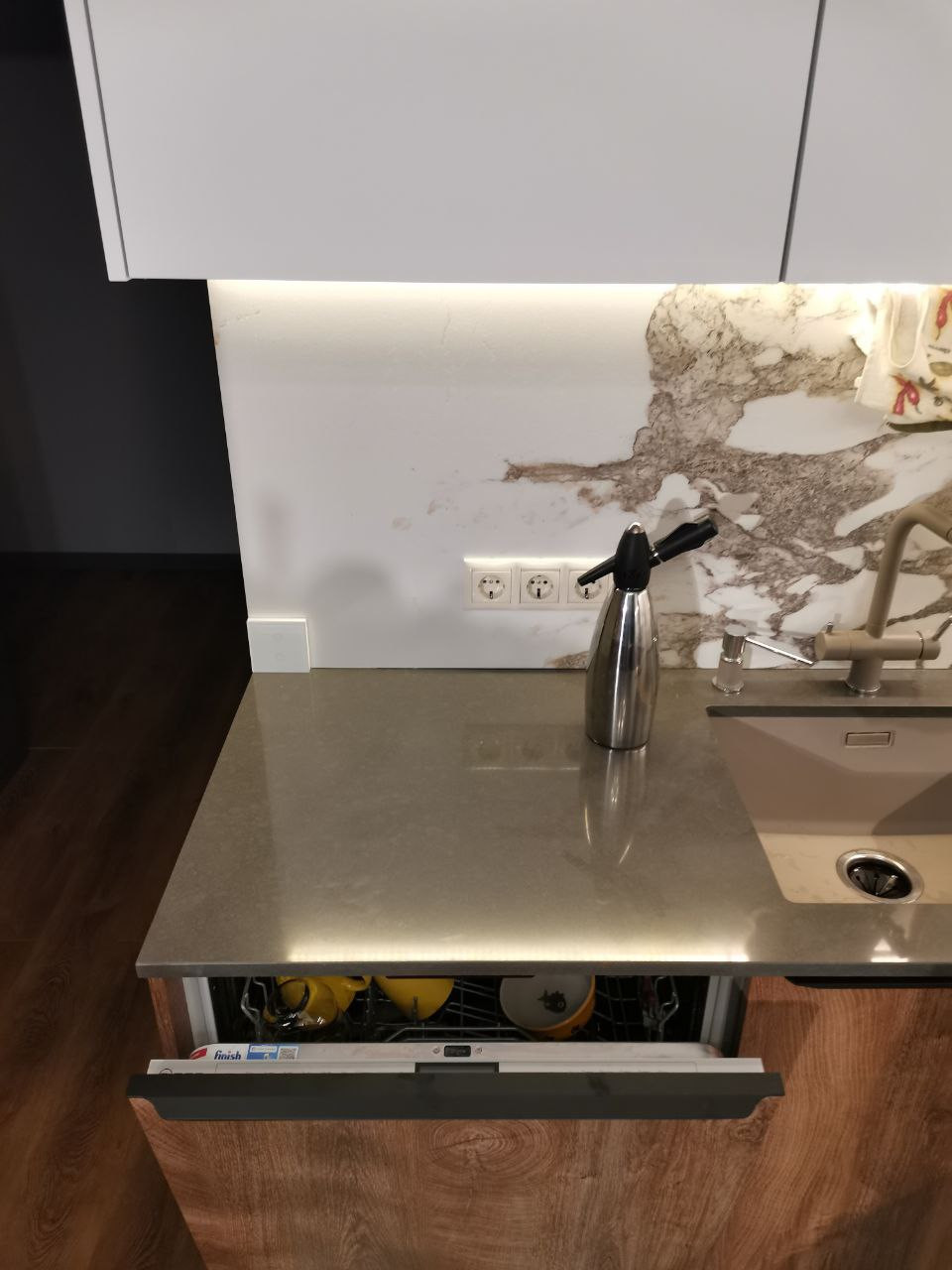 Немецкая кухня Burger  CORA GRAIN CONIAC + ELLA MOONLIGHT GREY