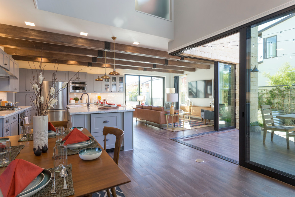 Design ideas for a transitional home design in Los Angeles.