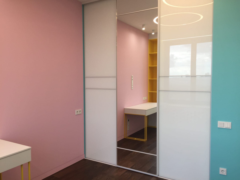 Exemple d'une chambre d'enfant de 4 à 10 ans tendance de taille moyenne avec un mur multicolore, parquet foncé, un sol marron, un plafond décaissé et du papier peint.