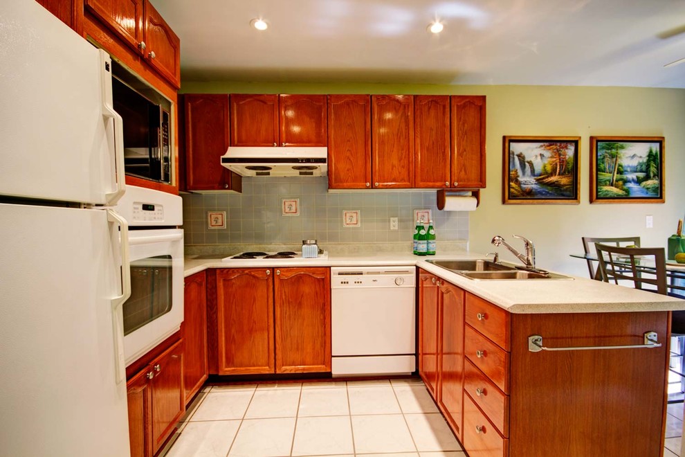 Kitchen - transitional kitchen idea in Toronto