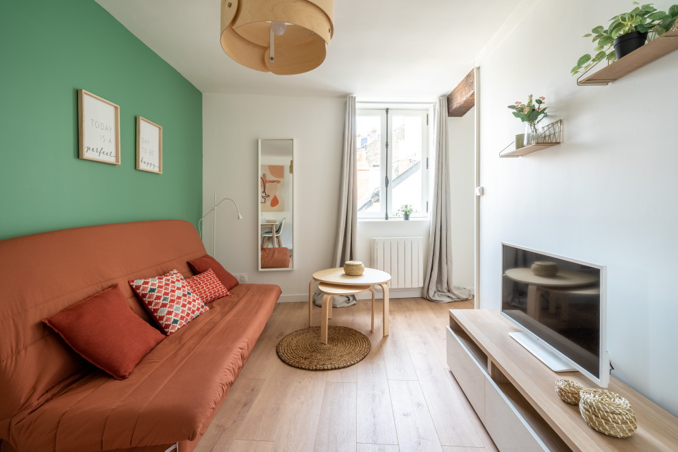 Пример оригинального дизайна: маленькая открытая гостиная комната в современном стиле с зелеными стенами, светлым паркетным полом, отдельно стоящим телевизором и бежевым полом без камина для на участке и в саду