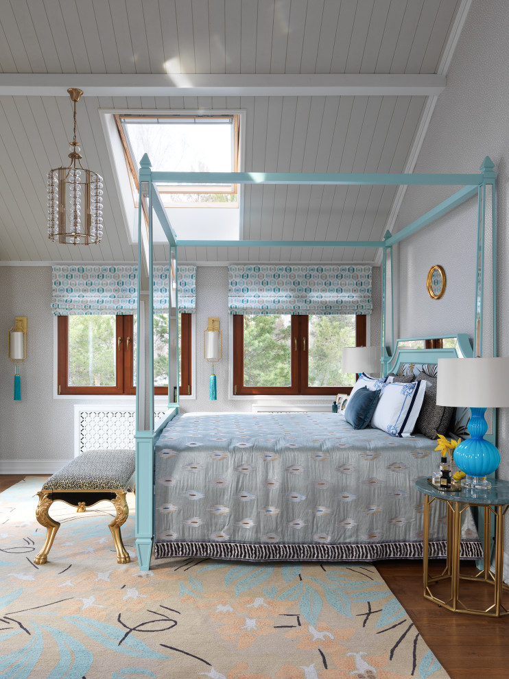 Foto de dormitorio principal y blanco y madera costero extra grande con paredes beige, suelo de madera en tonos medios, machihembrado y papel pintado