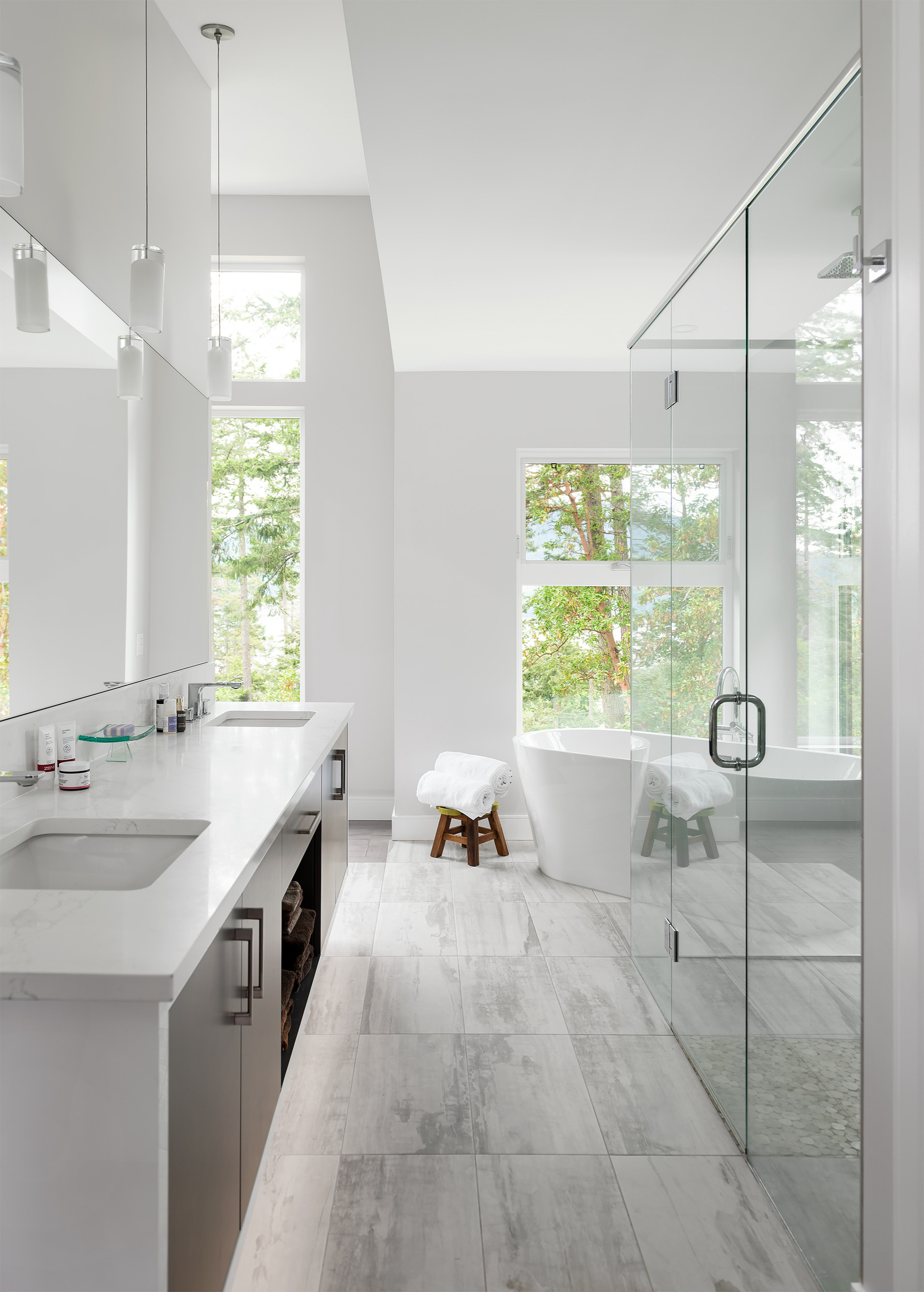 White glossy ceramic hexagon tiles seamless pattern. Modern home interior,  bathroom and kitchen wall texture. Vector gray shiny hexagonal mosaic wall  background. Stock Vector
