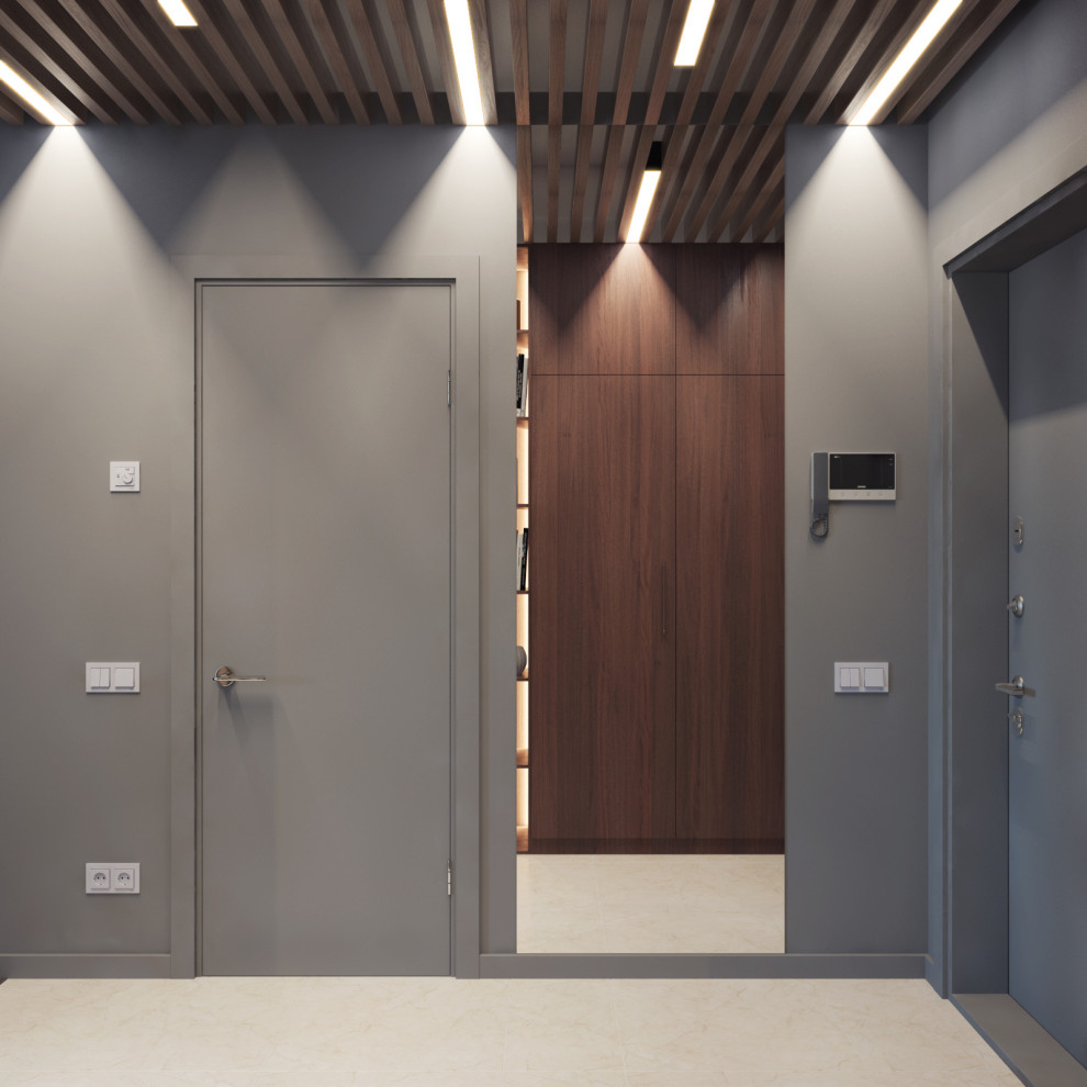 Modelo de puerta principal contemporánea de tamaño medio con paredes grises, suelo de baldosas de cerámica, puerta simple, puerta gris, suelo beige, madera y boiserie