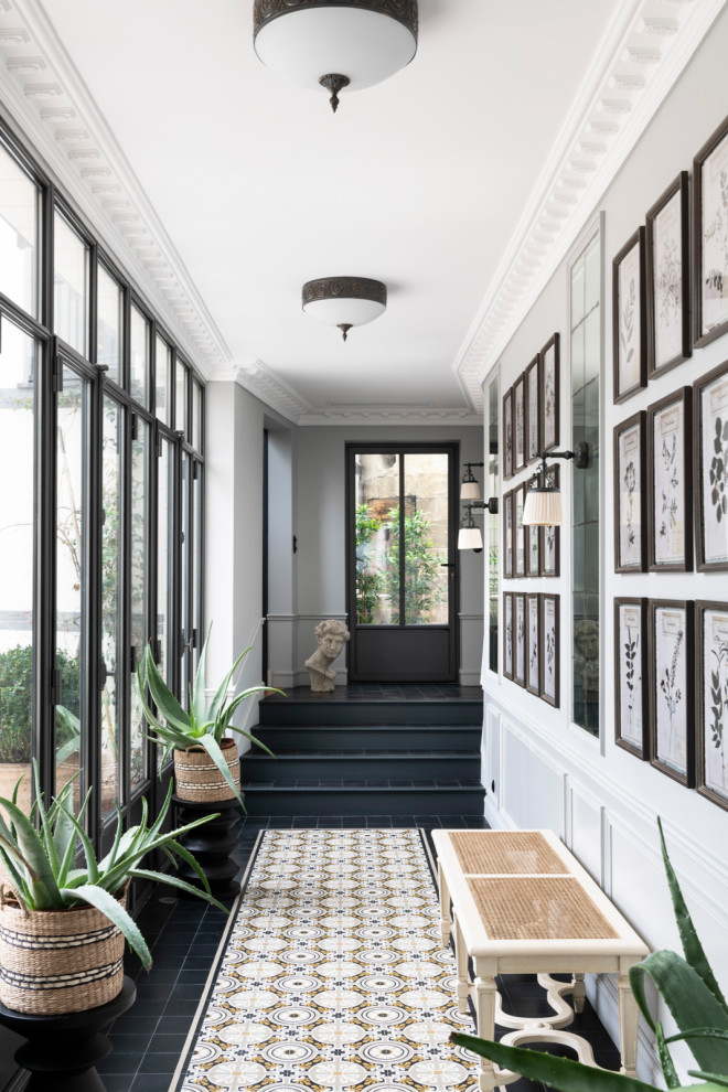 Пример оригинального дизайна: коридор среднего размера в стиле неоклассика (современная классика) с белыми стенами, полом из терракотовой плитки, кессонным потолком и панелями на части стены