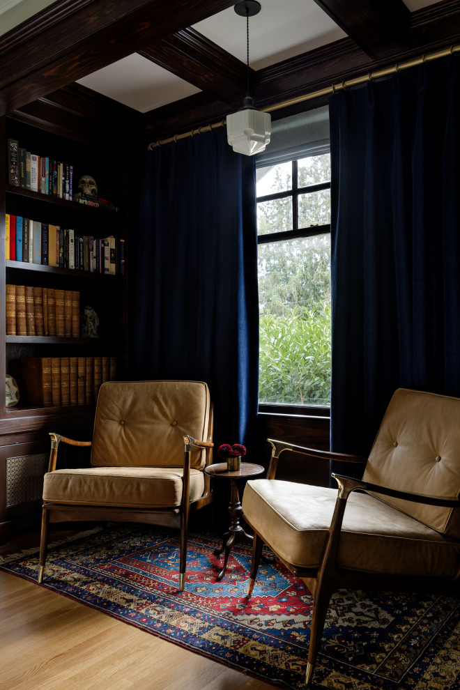 Idées déco pour un petit bureau craftsman avec une bibliothèque ou un coin lecture, un mur bleu et un sol en bois brun.