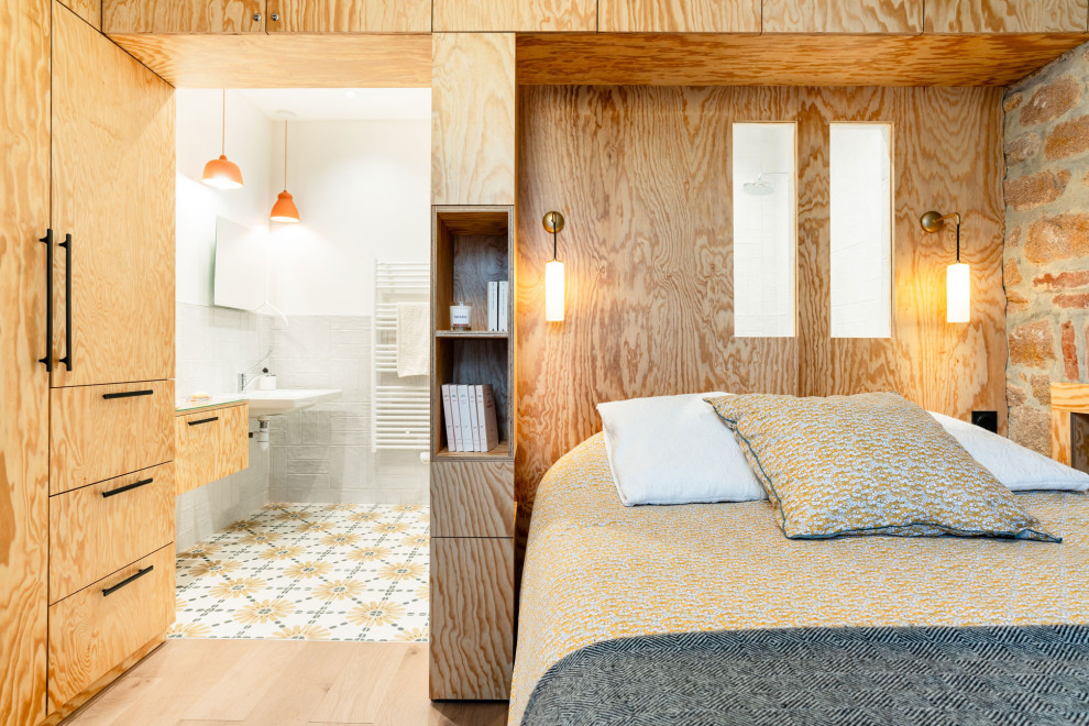 レンヌにある小さなビーチスタイルのおしゃれな主寝室 (淡色無垢フローリング、板張り壁)