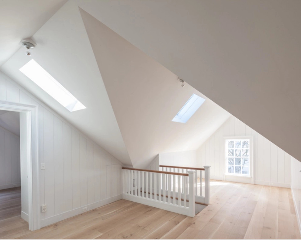 Esempio di un soggiorno classico con parquet chiaro, soffitto a volta e pareti in perlinato