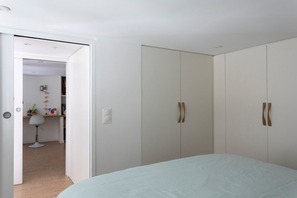 Esempio di una piccola camera matrimoniale minimalista con pareti grigie, pavimento in sughero e pavimento marrone