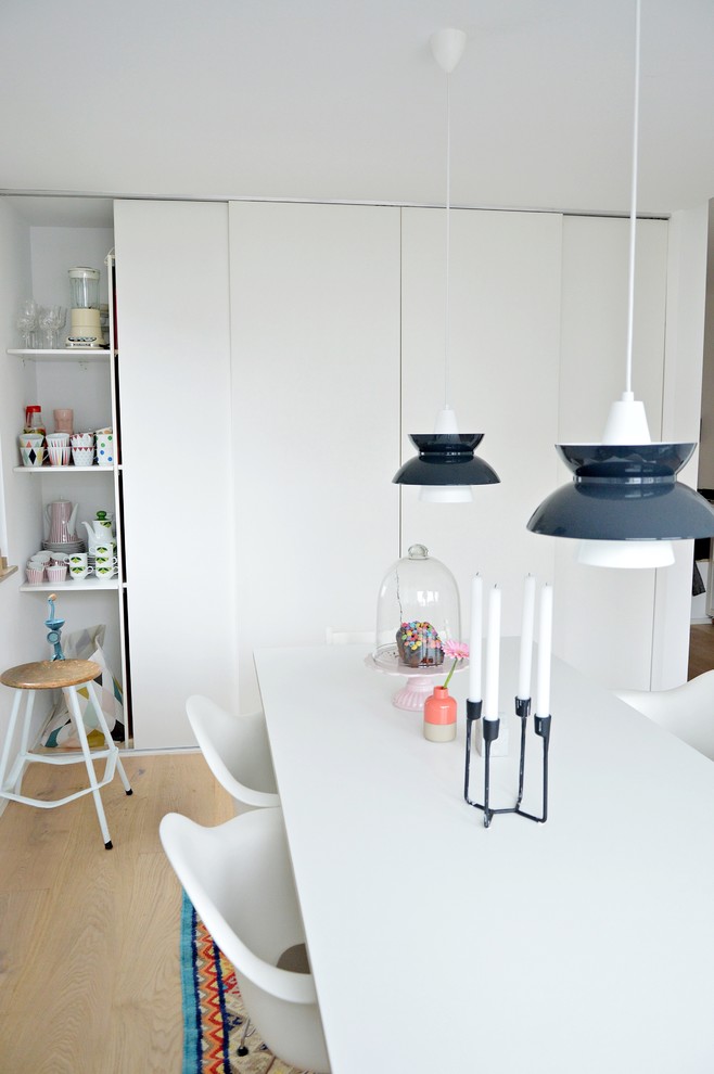 This is an example of a scandinavian dining room in Dusseldorf.