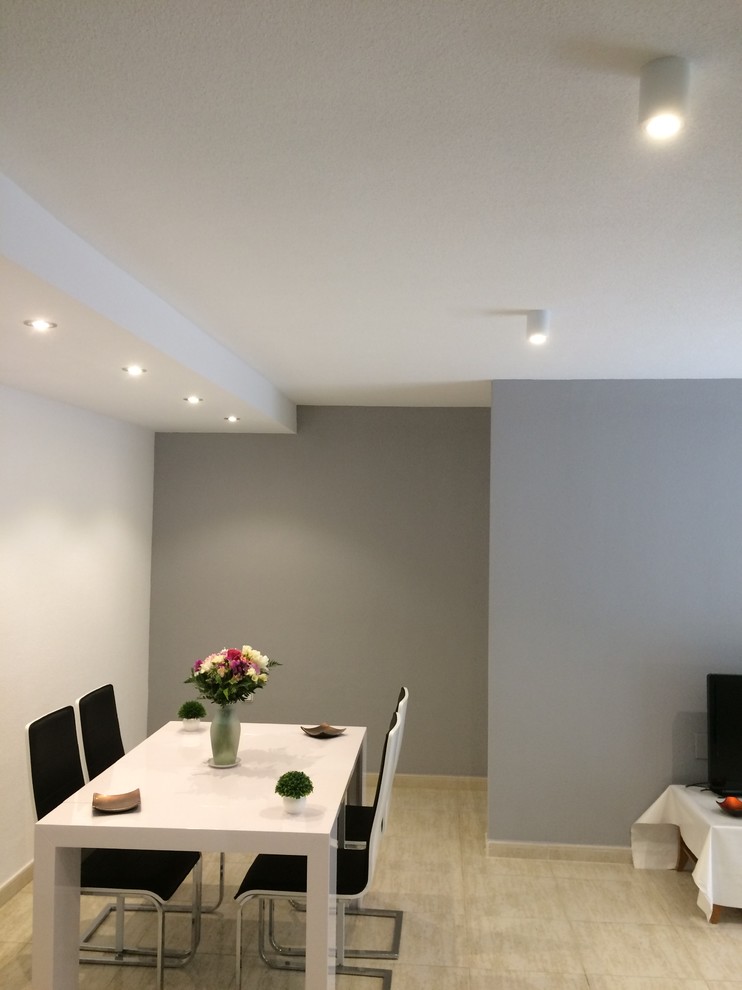 Ejemplo de comedor moderno de tamaño medio abierto sin chimenea con paredes grises y suelo de baldosas de cerámica