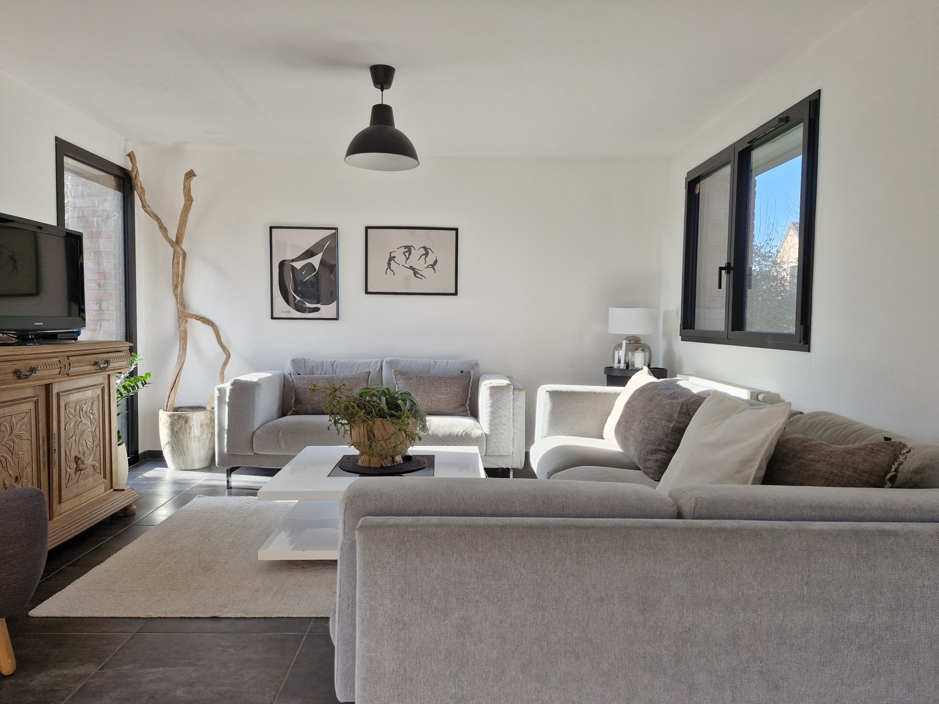 Aménagement d'un salon aux tons naturels
