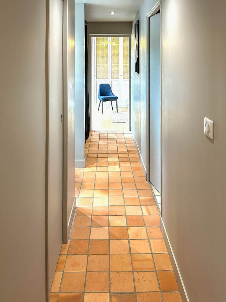 Esempio di un ampio ingresso o corridoio classico con pareti rosa, pavimento in terracotta e pavimento arancione