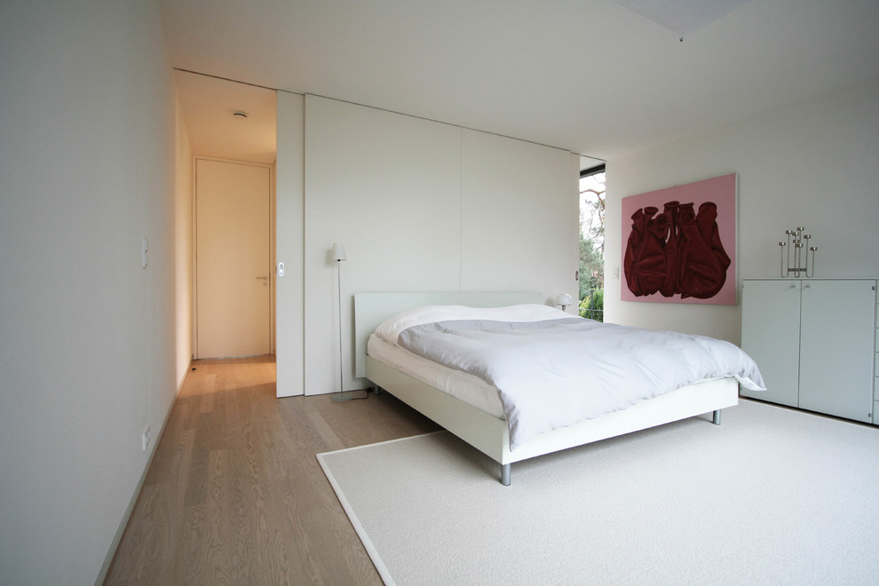 Inspiration for a contemporary bedroom in Berlin.