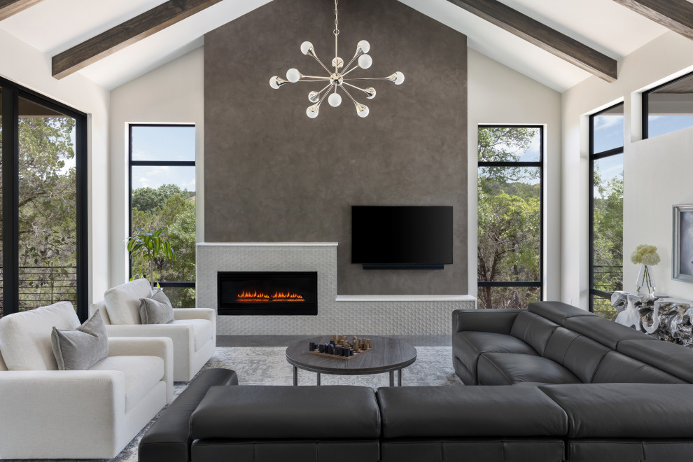 Modern inredning av ett vardagsrum, med vita väggar, en standard öppen spis, en väggmonterad TV och grått golv