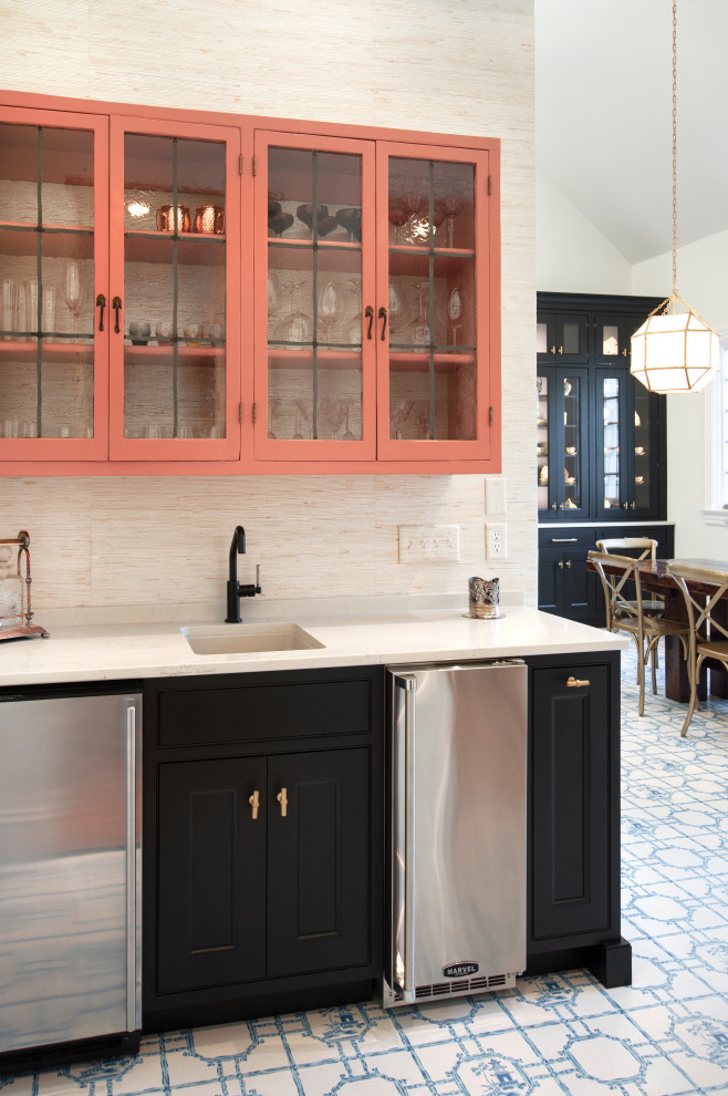 ナッシュビルにある高級な巨大なエクレクティックスタイルのおしゃれなキッチン (エプロンフロントシンク、インセット扉のキャビネット、黒いキャビネット、クオーツストーンカウンター、白いキッチンパネル、セラミックタイルのキッチンパネル、パネルと同色の調理設備、塗装フローリング、青い床、白いキッチンカウンター) の写真
