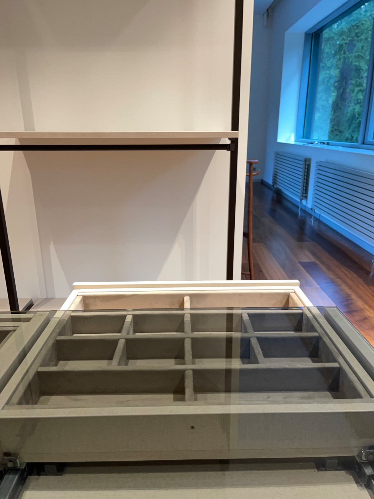 Распашной шкаф с системой RPE raumplus и Гардеробная система UNO raumplus