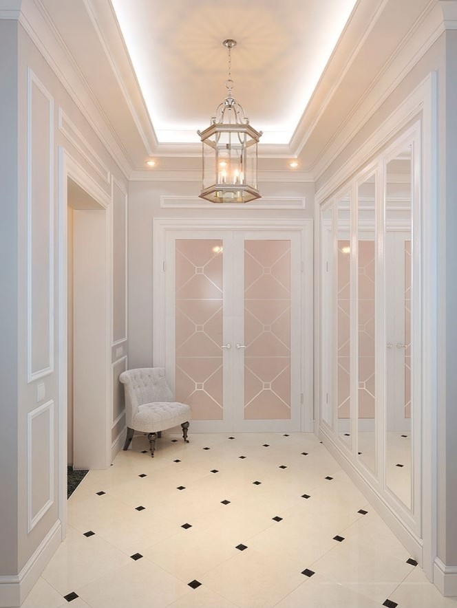 У Ростральных колонн