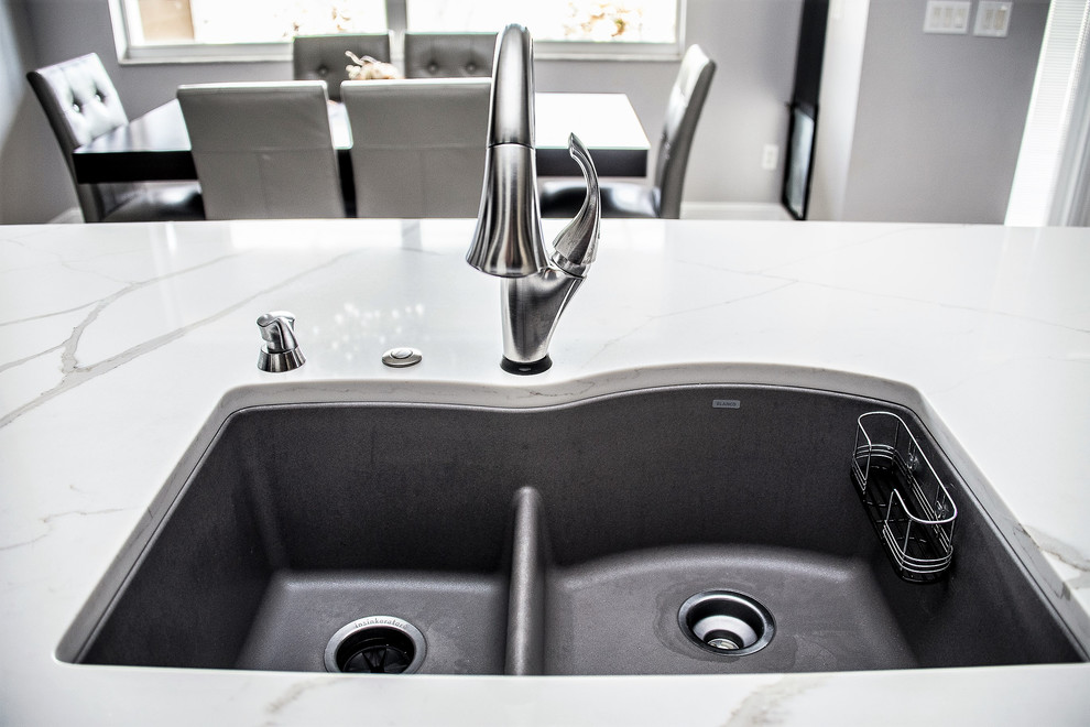 Transitional kitchen photo in Orlando