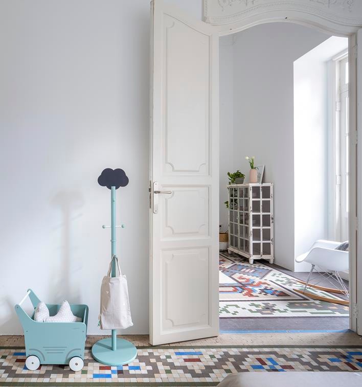 Diseño de dormitorio infantil de 1 a 3 años nórdico de tamaño medio con paredes blancas